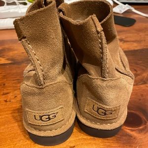 Never worn - women’s size 7 uggs. Short boots, perfect.